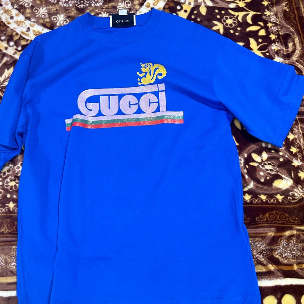 Gucci t shirt size medium with logo design